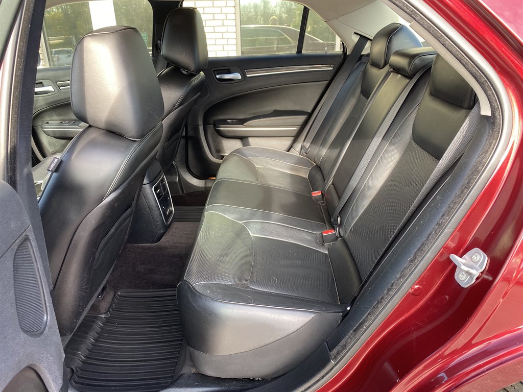 2017 Chrysler 300 C - Photo 9