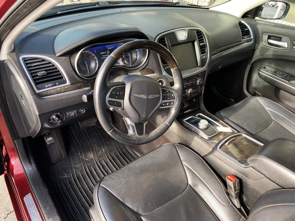 2017 Chrysler 300 C - Photo 8